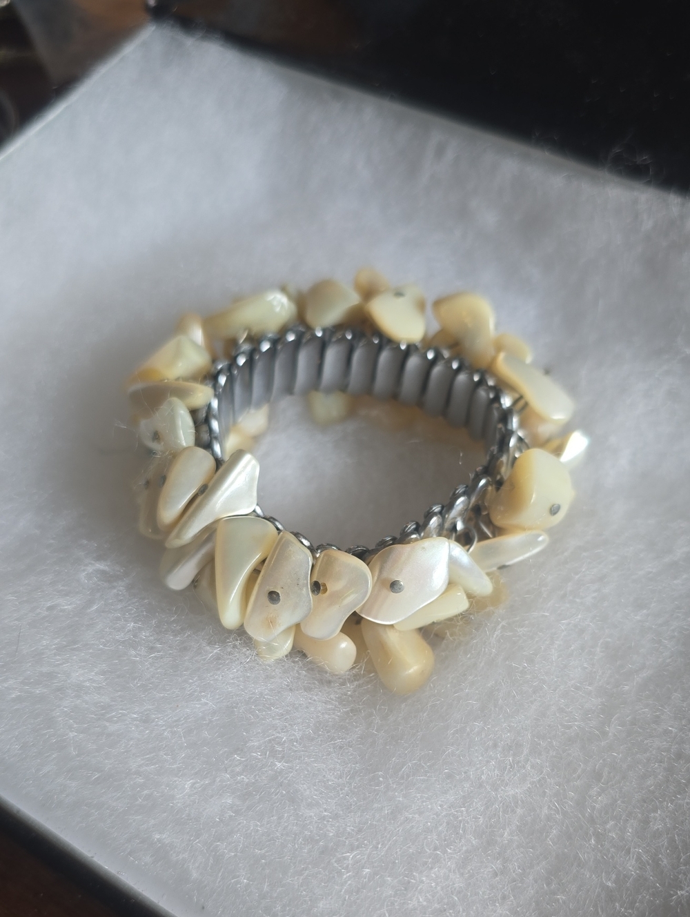 Stretch Shell Chip Bracelet in Cream